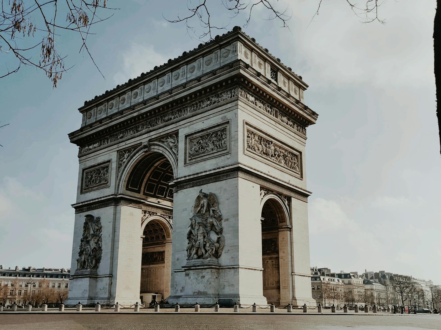 facade of arc de triomphe